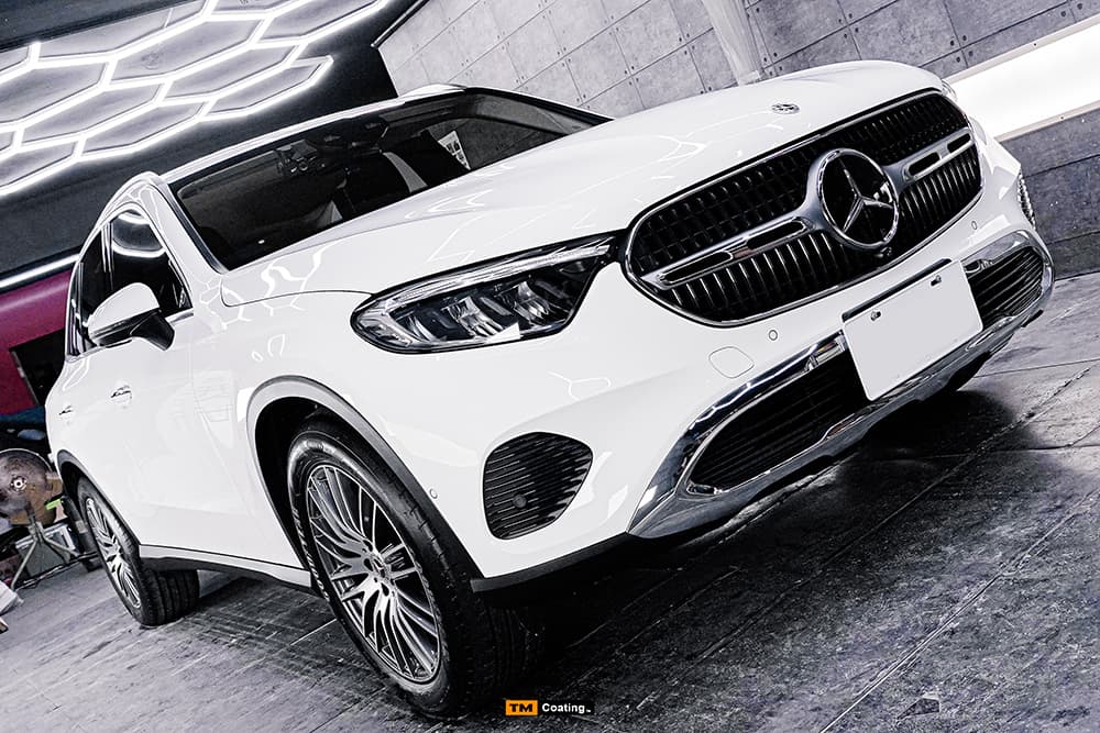 漆面整平後白色 Mercedes SUV 車漆光澤展示